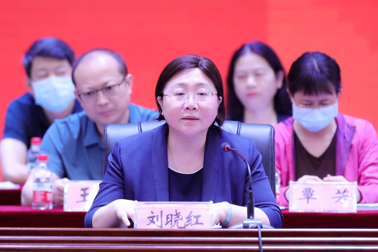 学校党委书记刘晓红在会上讲话